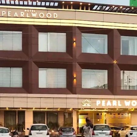 Hotel Pearl Wood Zirakpur Екстер'єр фото