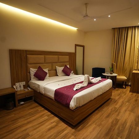Hotel Pearl Wood Zirakpur Екстер'єр фото