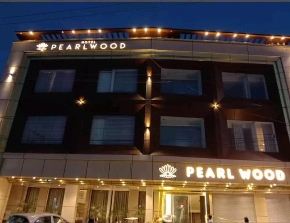 Hotel Pearl Wood Zirakpur Екстер'єр фото