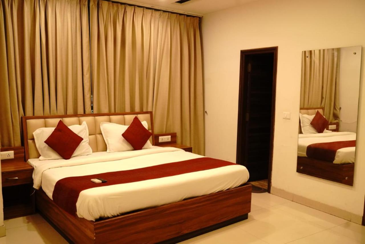Hotel Pearl Wood Zirakpur Екстер'єр фото