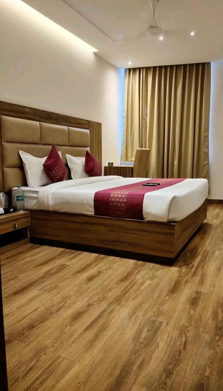 Hotel Pearl Wood Zirakpur Екстер'єр фото