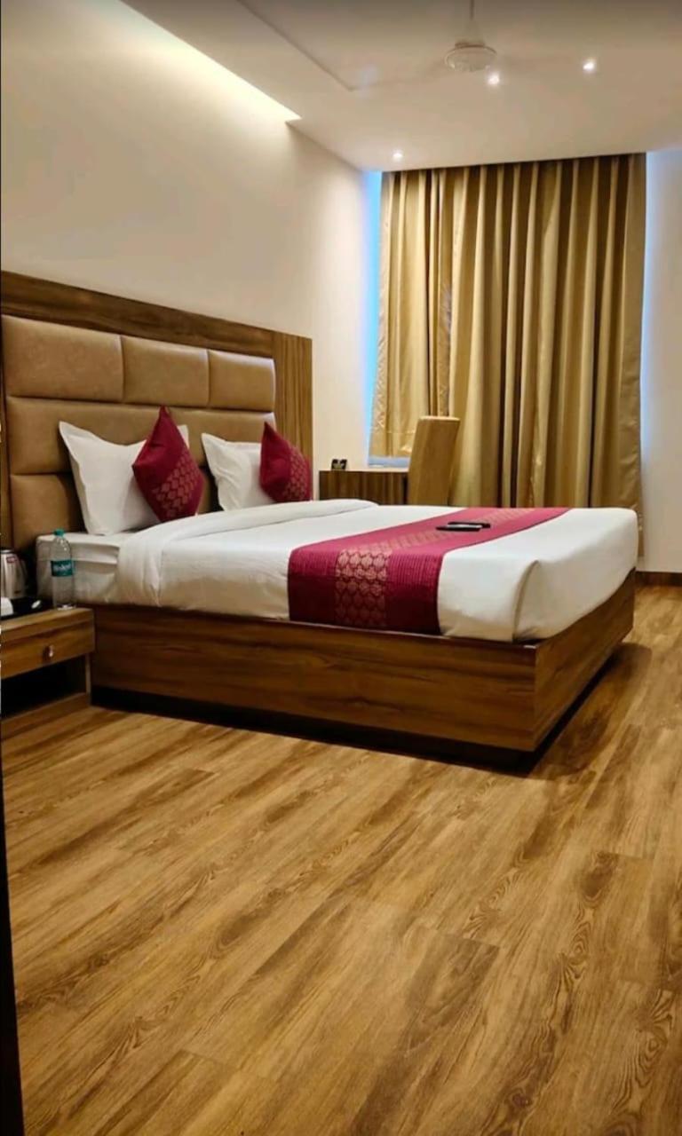 Hotel Pearl Wood Zirakpur Екстер'єр фото