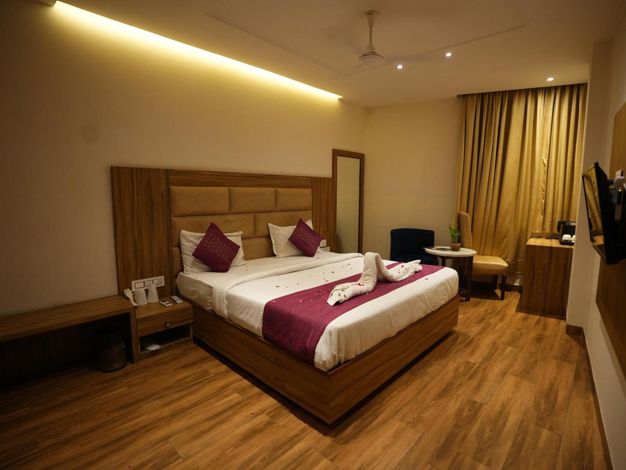 Hotel Pearl Wood Zirakpur Екстер'єр фото